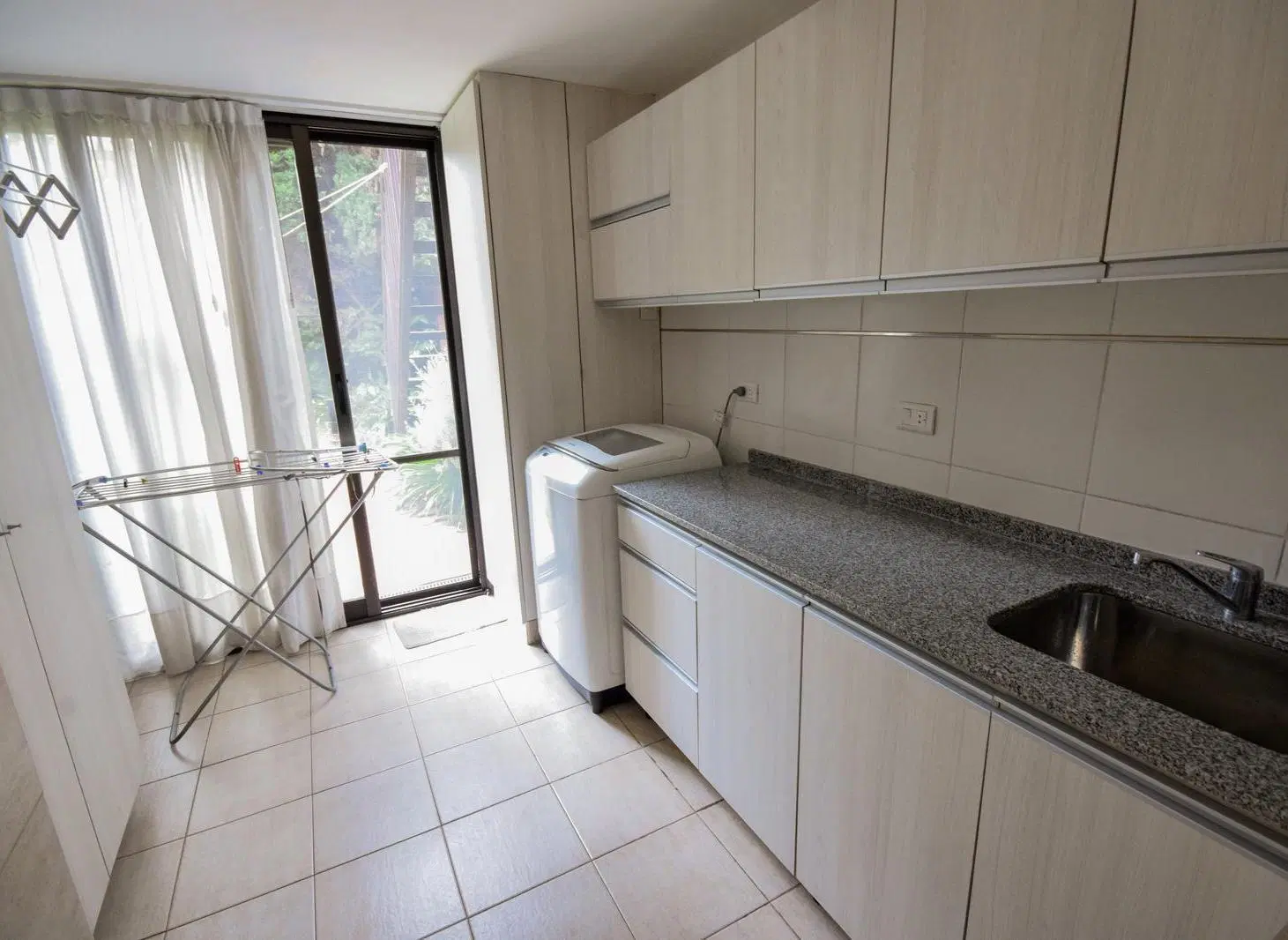 Casa 6 ambientes con pileta y cochera en venta en Martinez 8