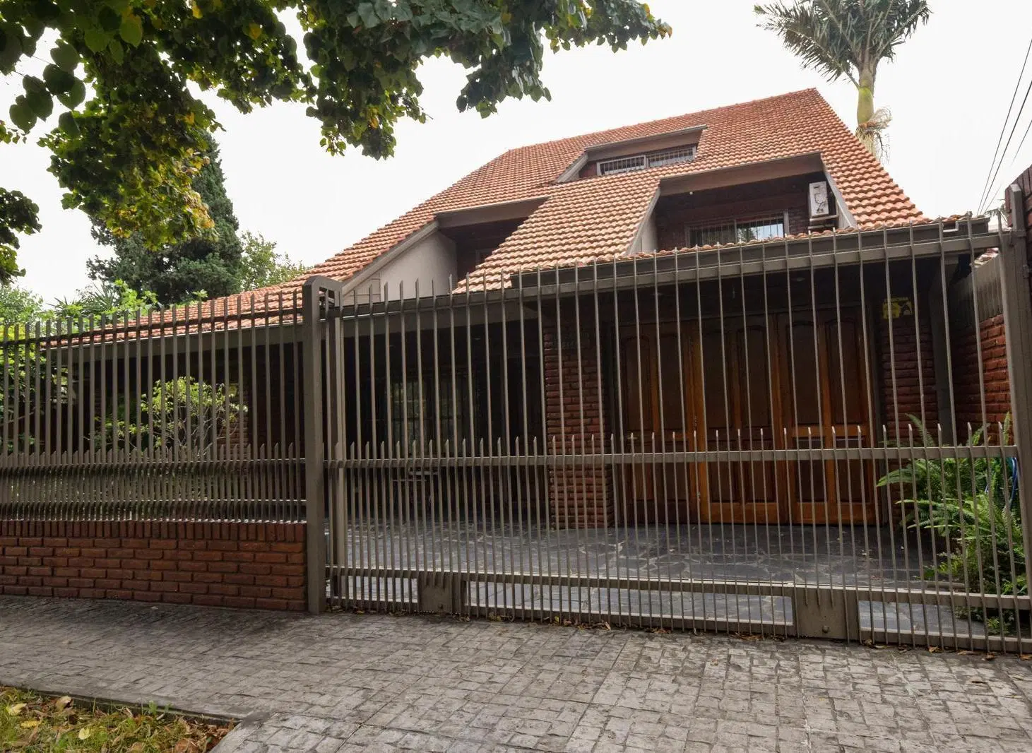 Casa 6 ambientes con pileta y cochera en venta en Martinez 3