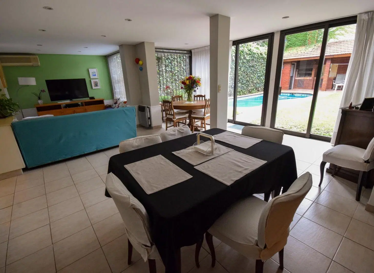 Casa 6 ambientes con pileta y cochera en venta en Martinez 2