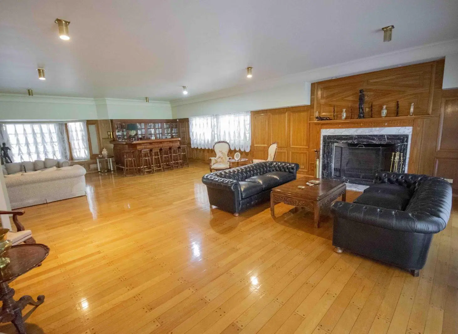 Casa de 9 ambientes con dos dependencias y sala de juegos en venta en Acassuso. 4