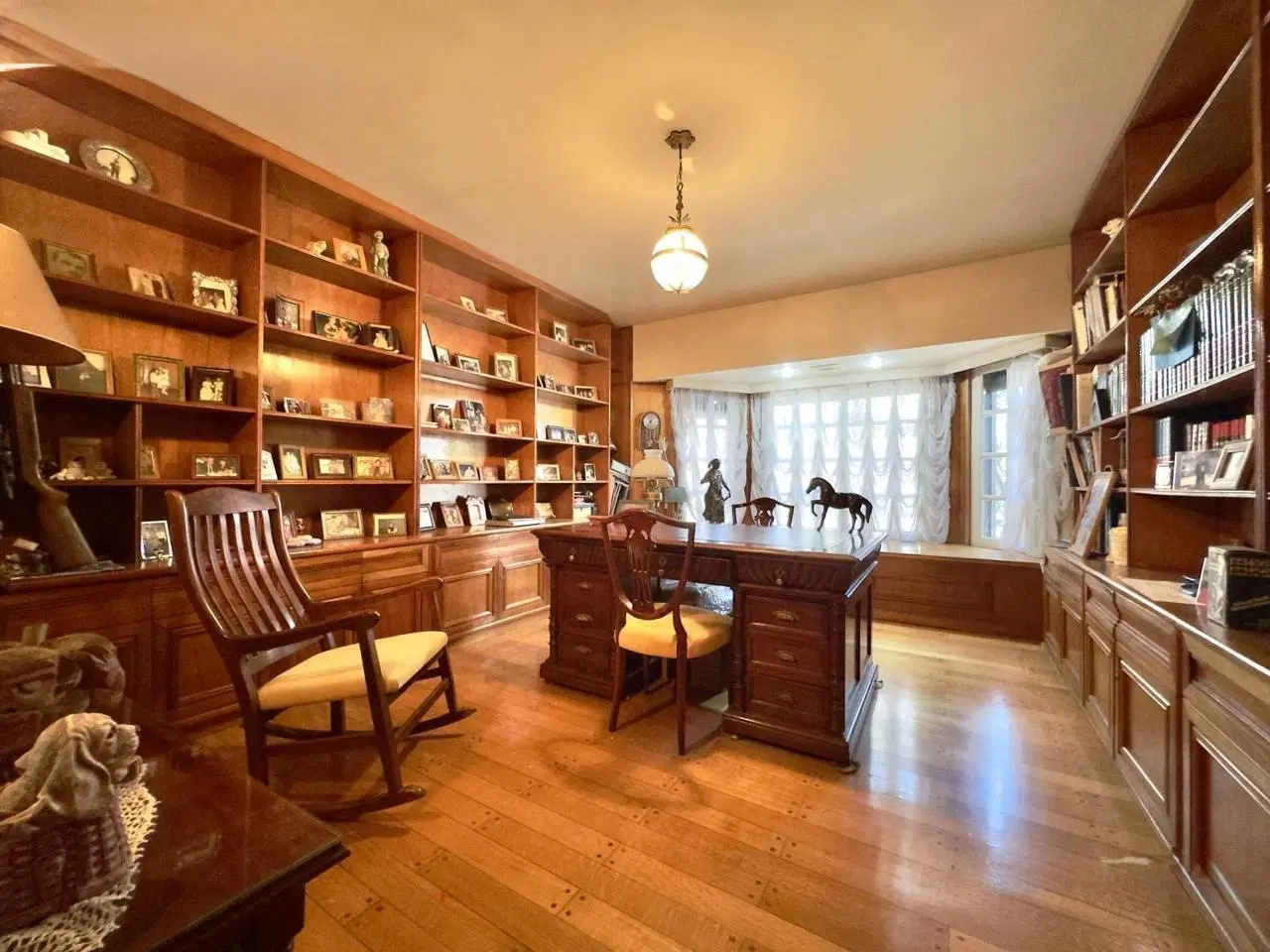 Casa de 9 ambientes con dos dependencias y sala de juegos en venta en Acassuso. 3