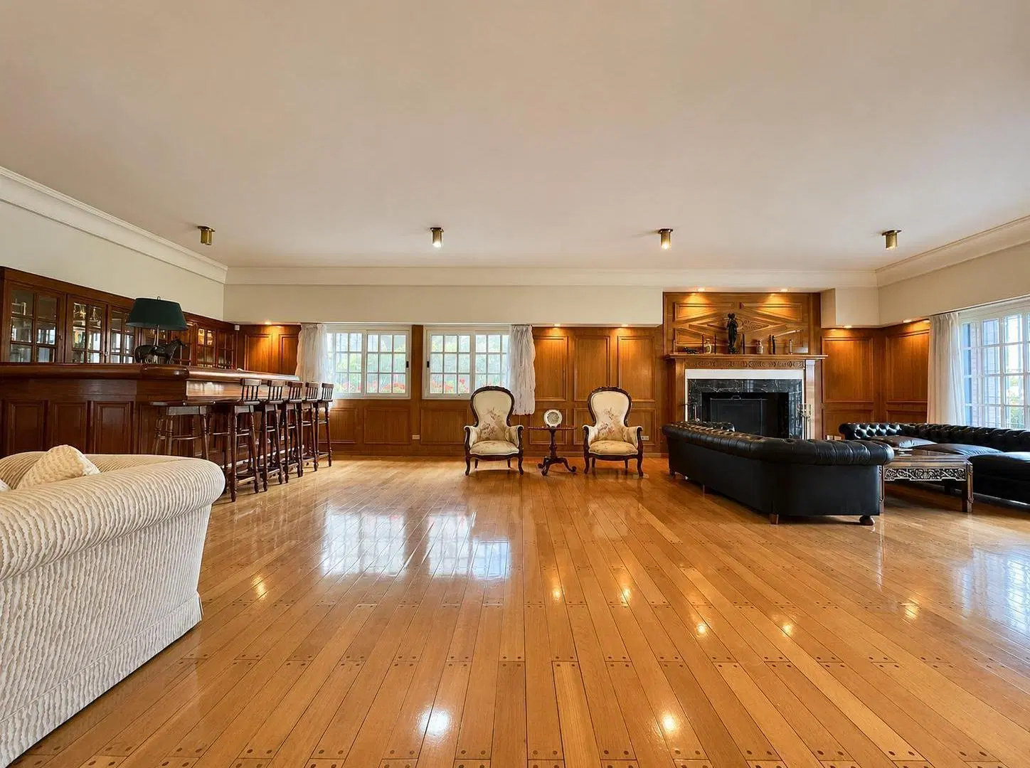 Casa de 9 ambientes con dos dependencias y sala de juegos en venta en Acassuso. 2