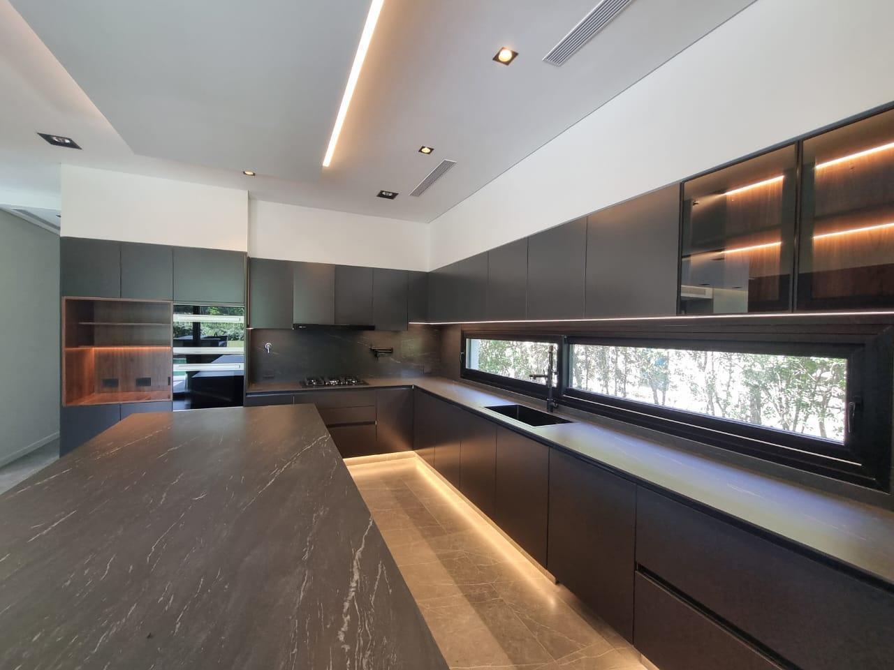 Foto de Casa de 5 ambientes dependncia playroom en venta en el Barrio Cerrado El Yacht, Nordelta., imagen 4
