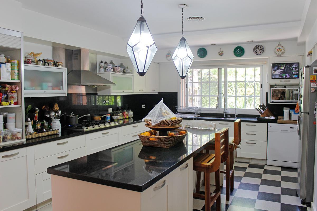 Foto de Casa de 6 ambientes con cocheras y dependencia de servicio en venta en, imagen 4