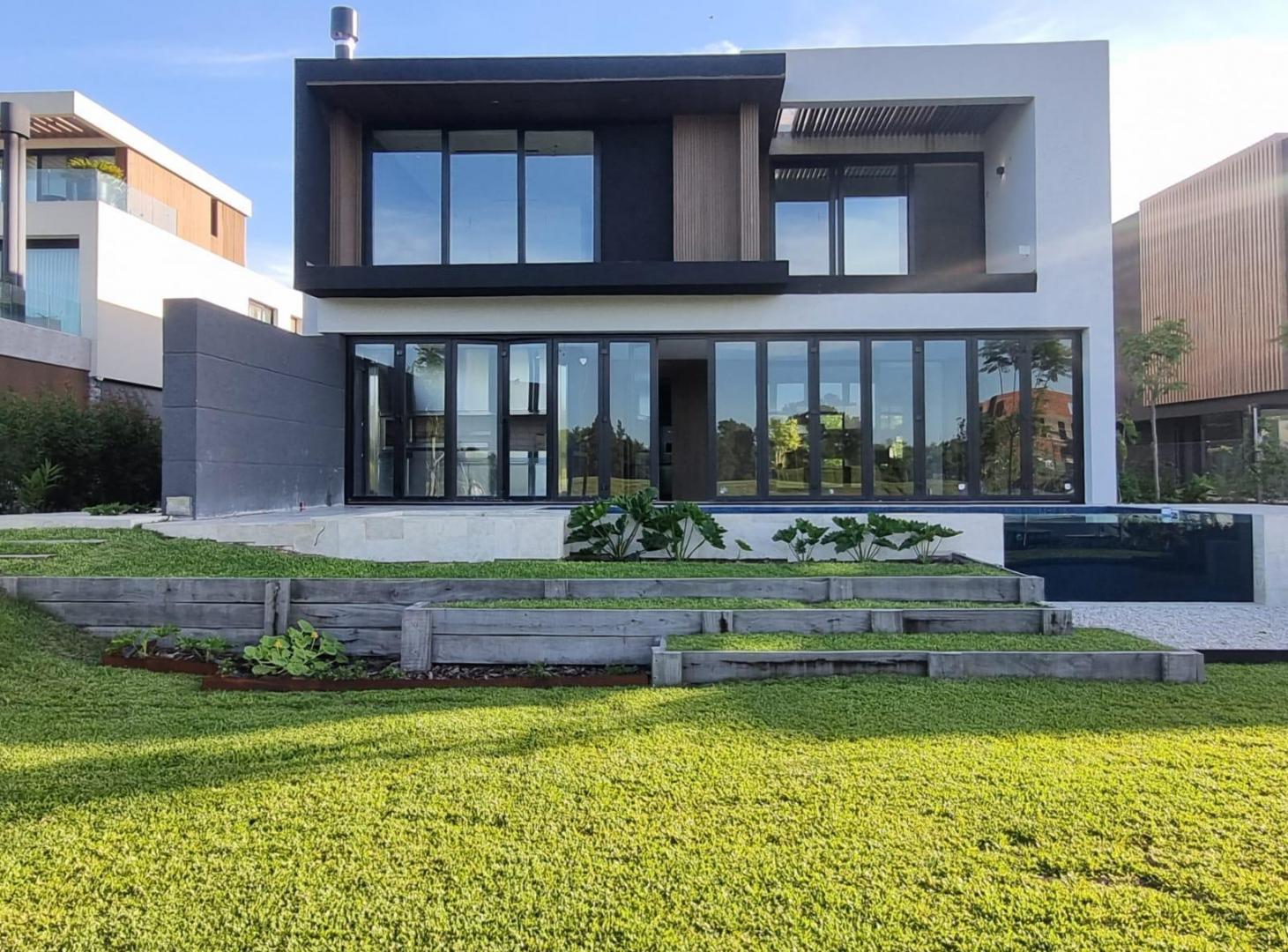 Foto de Casa de 6 ambientes con 4 cocheras en venta en el Yacht, Nordelta, imagen 2