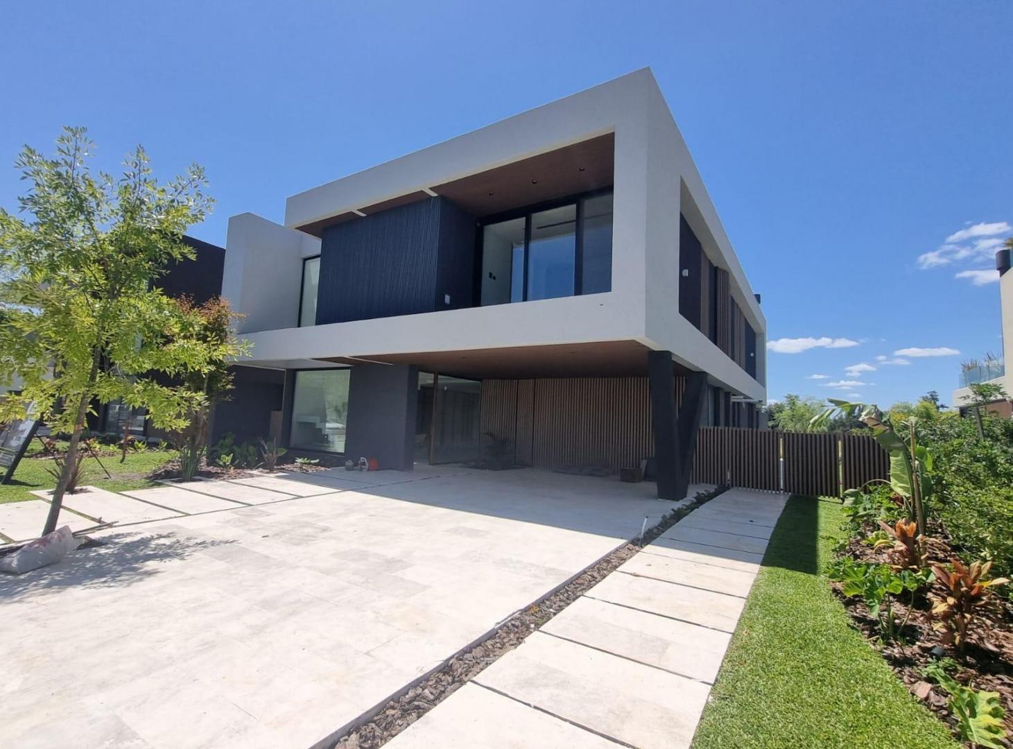 Casa de 6 ambientes con 4 cocheras en venta en el Yacht, Nordelta