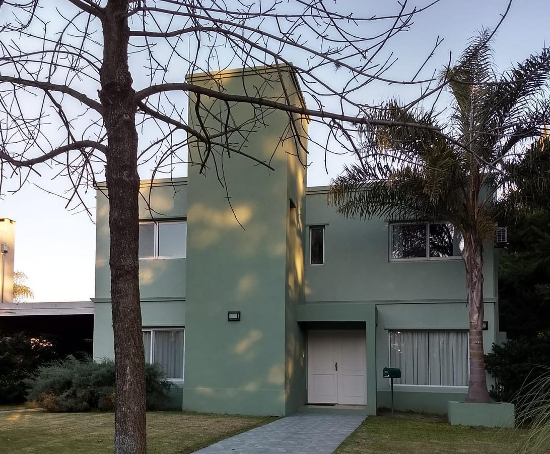 Excelente casa en venta 5 ambientes con cochera en Santa Maria de los Olivos -  Malvinas Argentinas