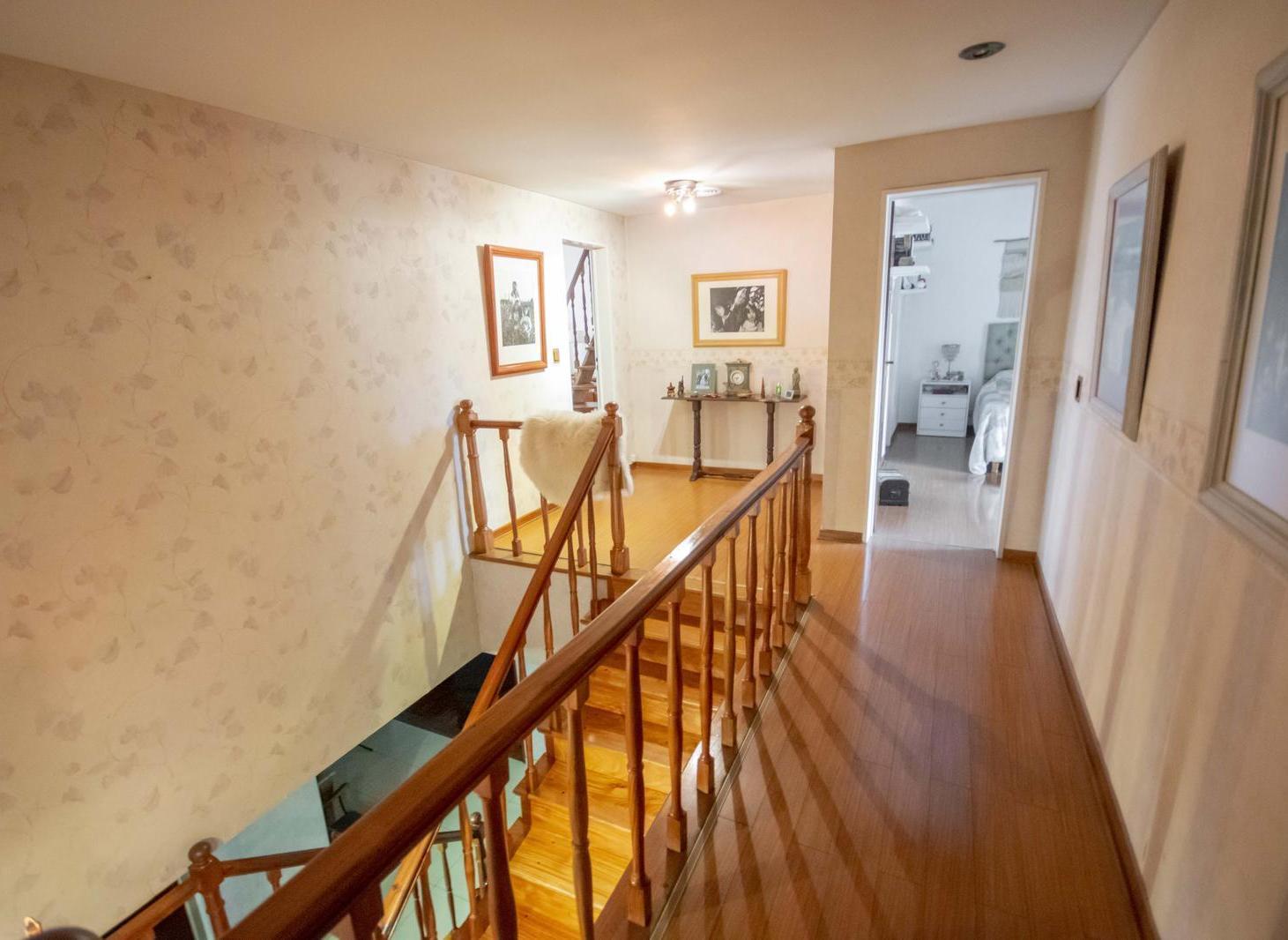 Foto de Casa de 5 ambientes con cochera y dependencia de servicio en venta en, imagen 2
