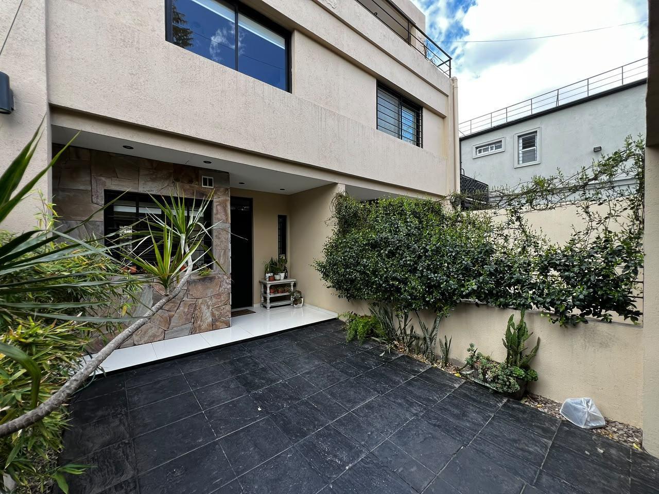 Foto de Triplex 4 ambientes en venta en Olivos, imagen 2