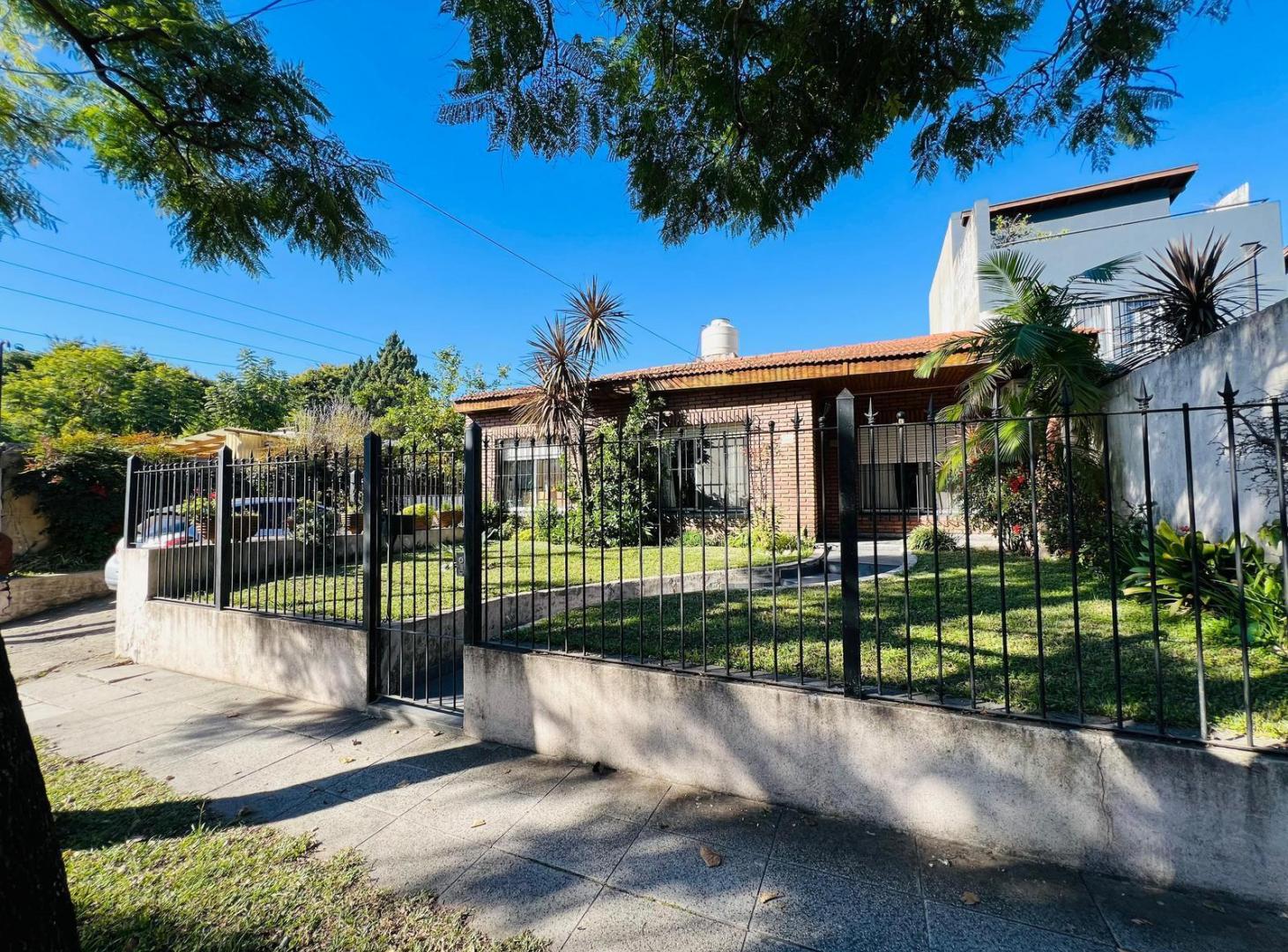 Foto de Casa 4 ambientes 2 cocheras en venta en Beccar, imagen 2