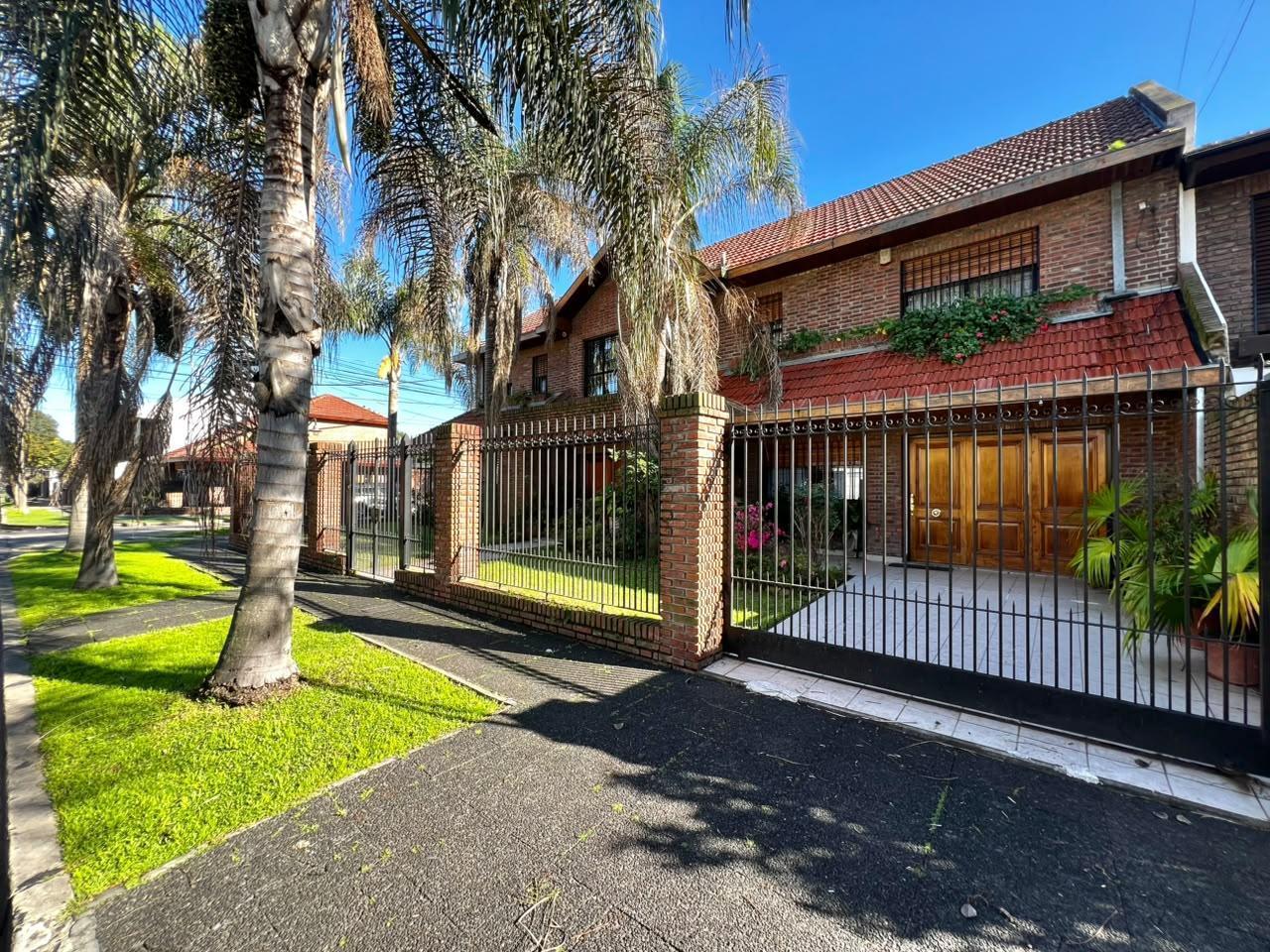 Foto de Casa de 5 ambientes con escritorio y cochera en venta en Martinez, imagen 1