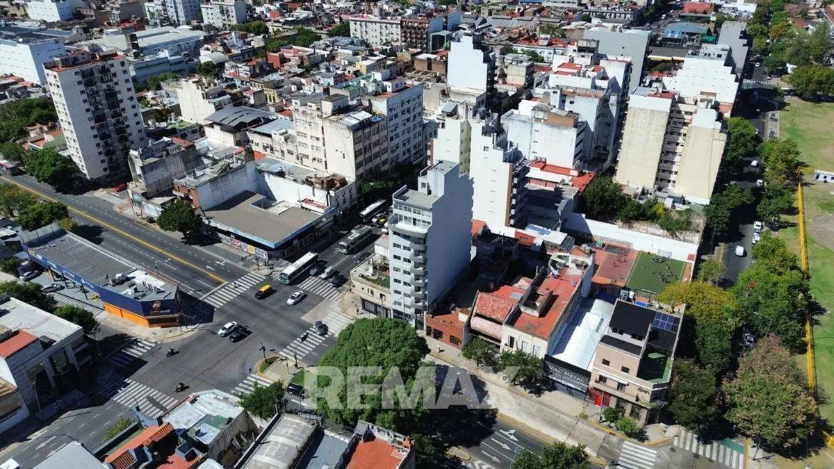 3 AMBIENTES AL FRENTE CON BALCON Parque Patricios 3