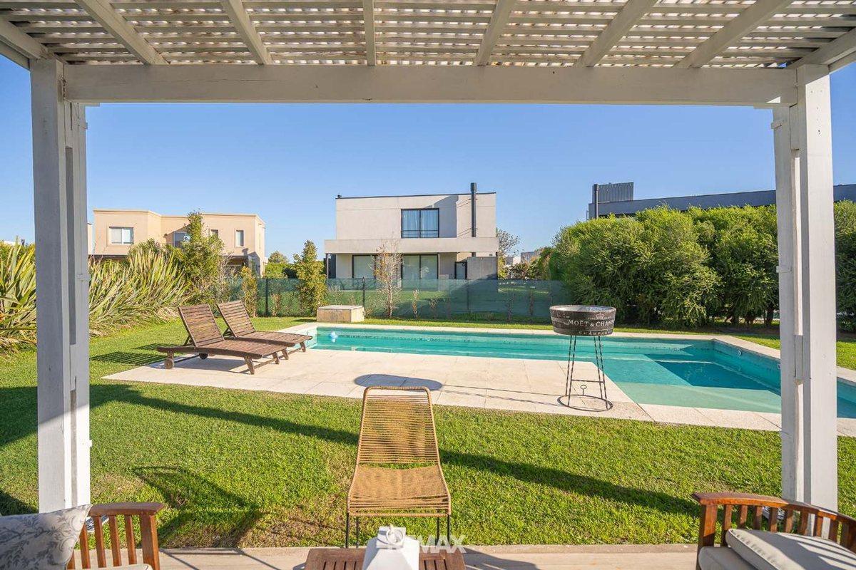 VENTA CASA 5 AMB EL CANTON PUERTO AMOBLADA PILETA