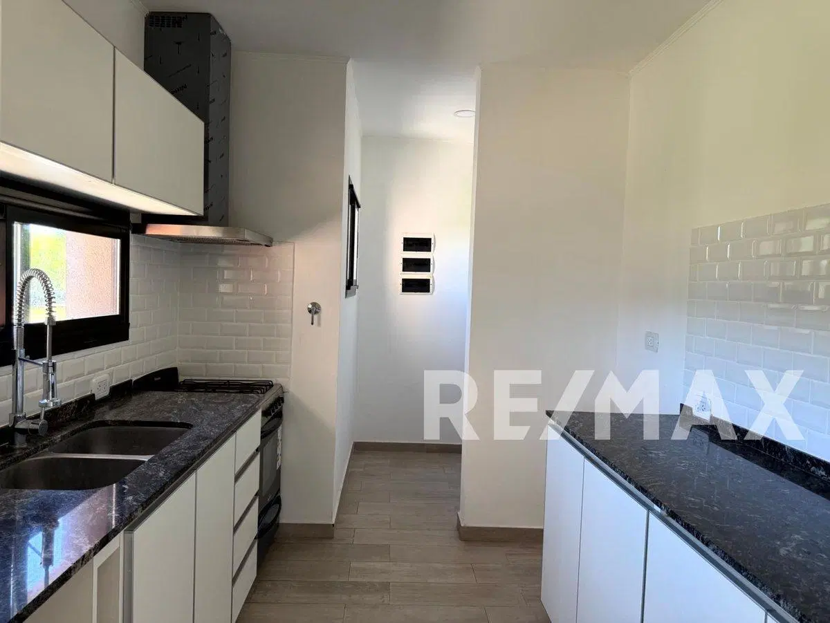 VENTA CASA 4 AMB. UN PLANTA C/PILETA B. SAN RAMON 5