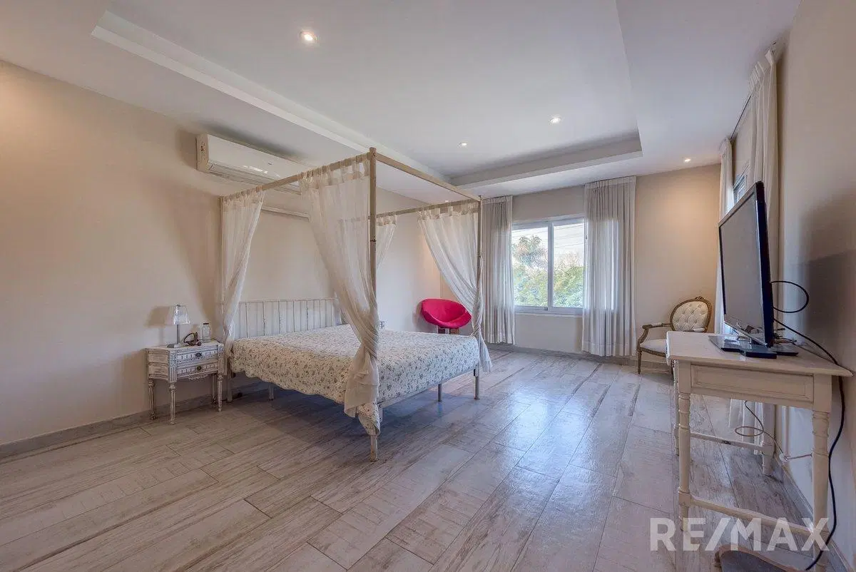 Venta casa 5 ambientes pileta jardín 4