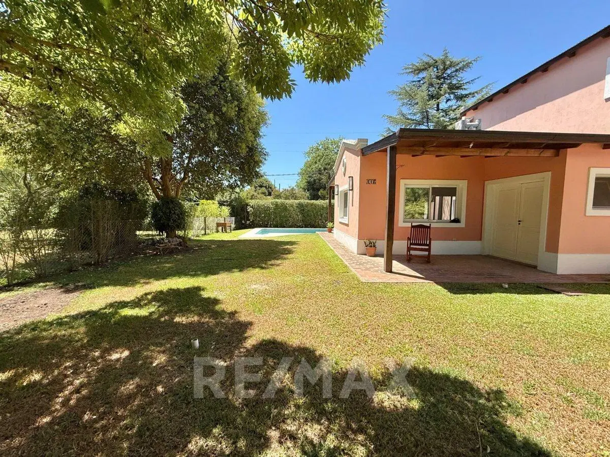 VENTA CASA MAPUCHE 4 AMB CON PILETA LOTE ARBOLADO 2