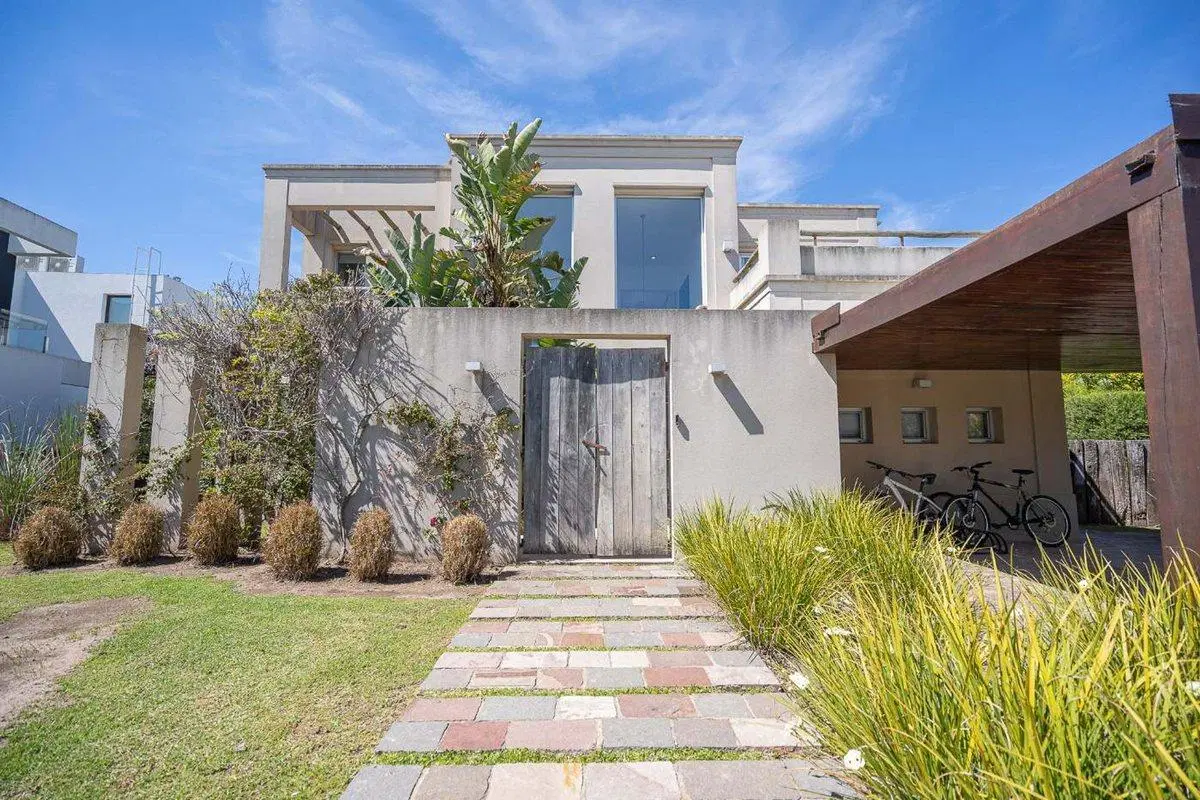 VENTA CASA EN ALBANUEVA CON AMARRA 5 AMB. 2