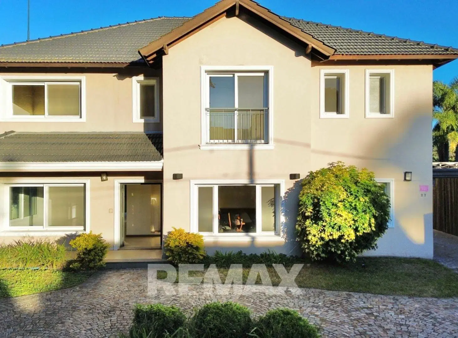 VENTA CASA MAPUCHE CENTRAL CON PILETA UN LOTE 360M 2