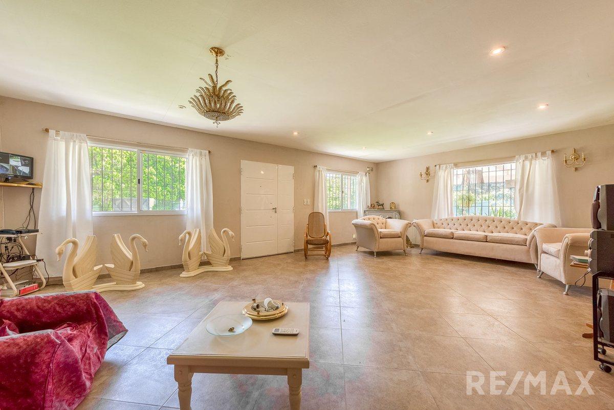 Venta casa 4 ambientes, pileta y quincho en Jularó