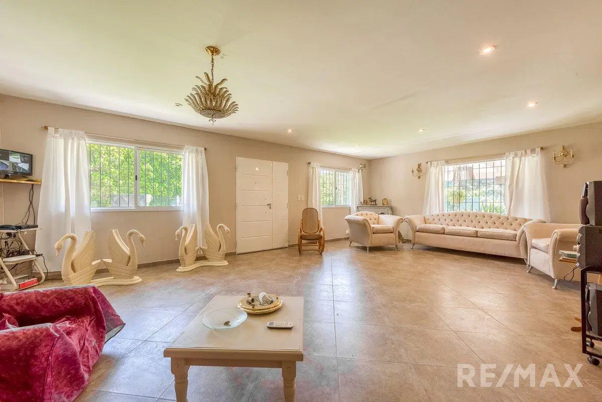 Venta casa 4 ambientes, pileta y quincho en Jularó 3