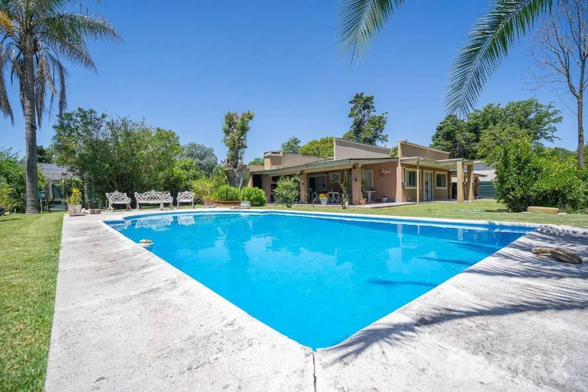 Venta casa 4 ambientes, pileta y quincho en Jularó 4