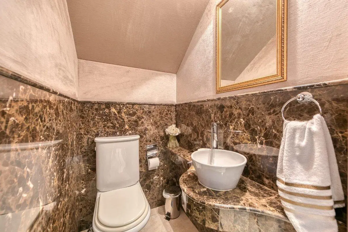 Casa en venta La Lomada pileta interna climatizada 3