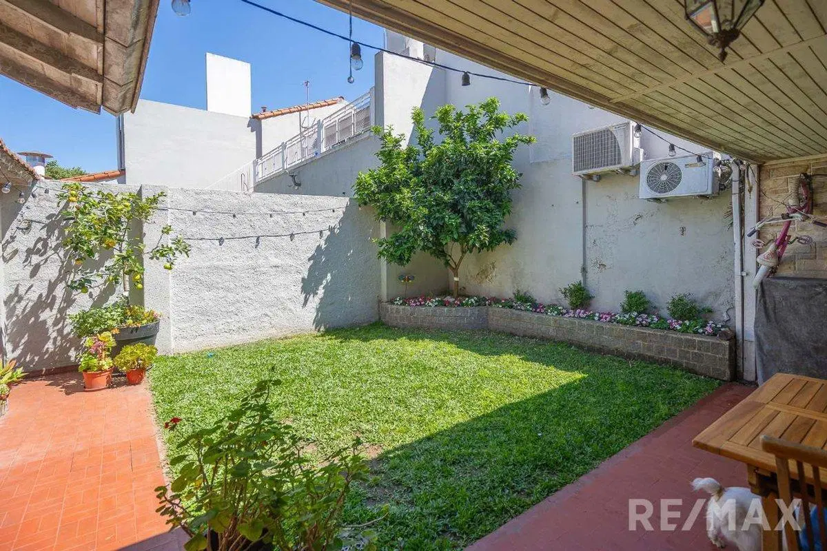Venta casa 5 amb, 3 pisos, con patio en Olivos 3