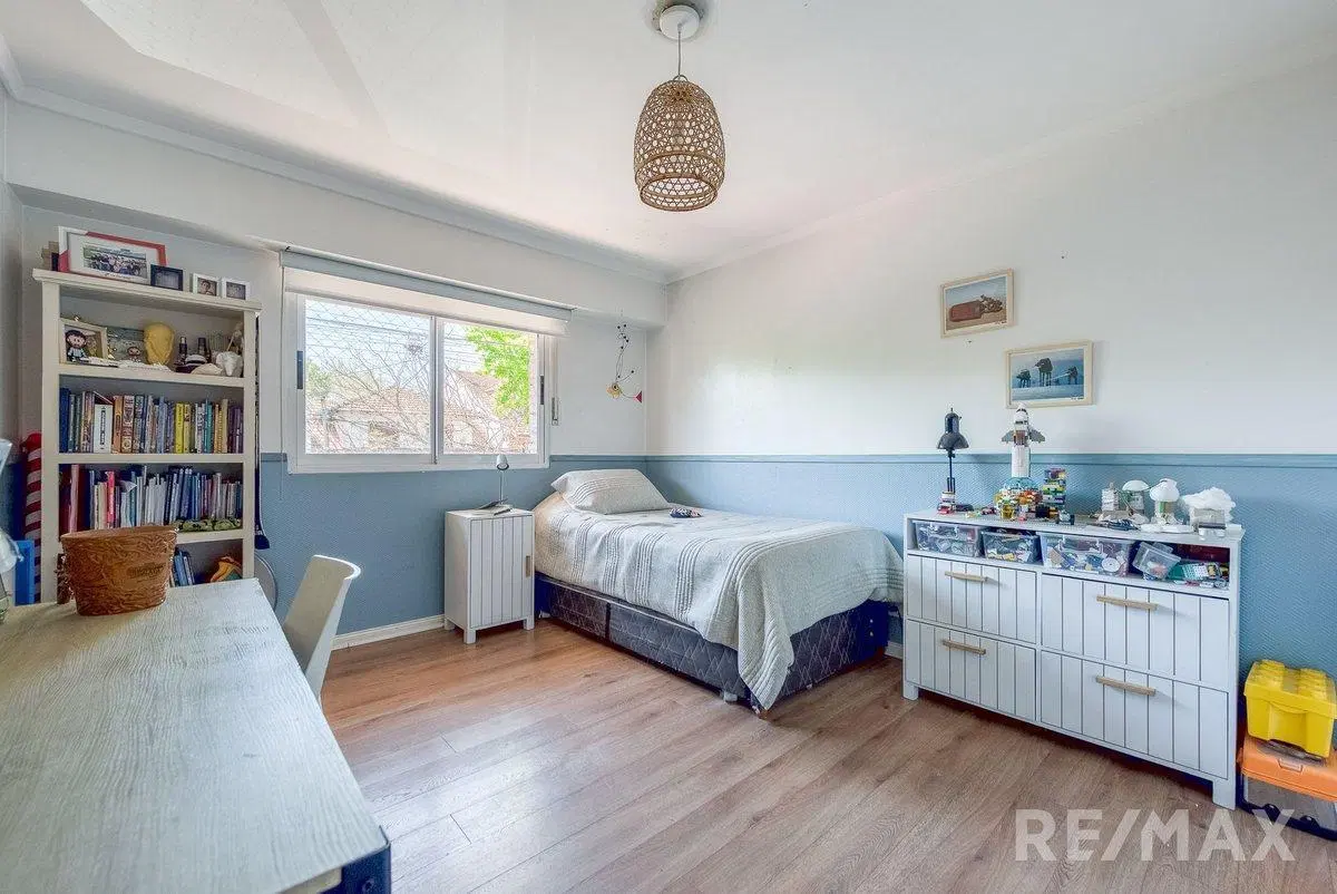 Venta casa 5 amb, 3 pisos, con patio en Olivos 5