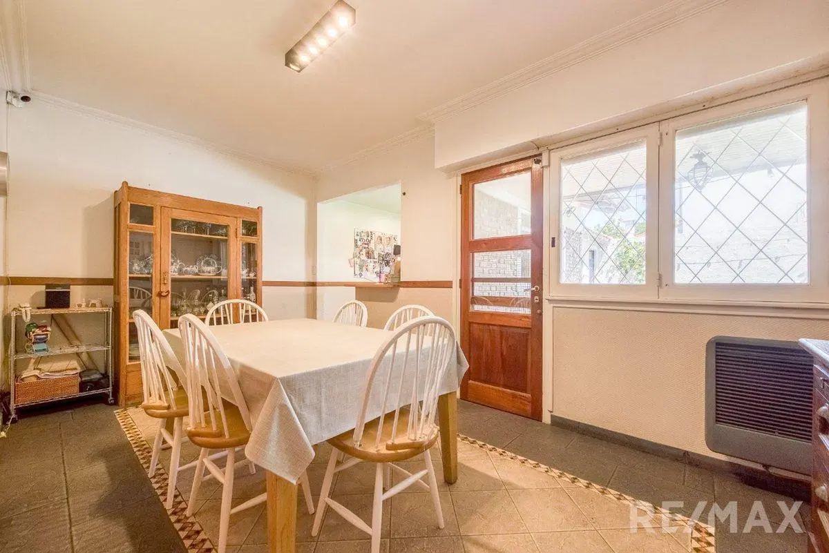 Venta casa 5 amb, 3 pisos, con patio en Olivos 2
