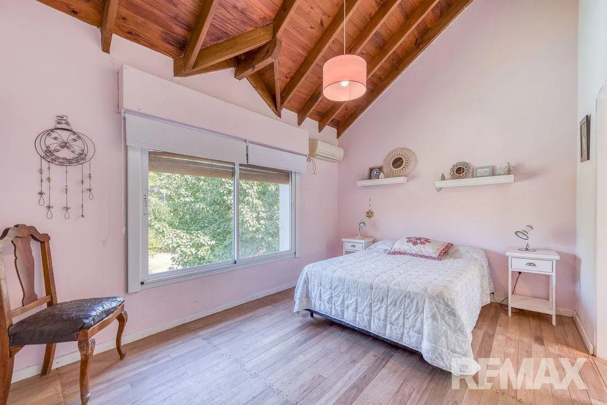 Venta Casa 6 ambientes - 5 dormitorios, con pileta 3
