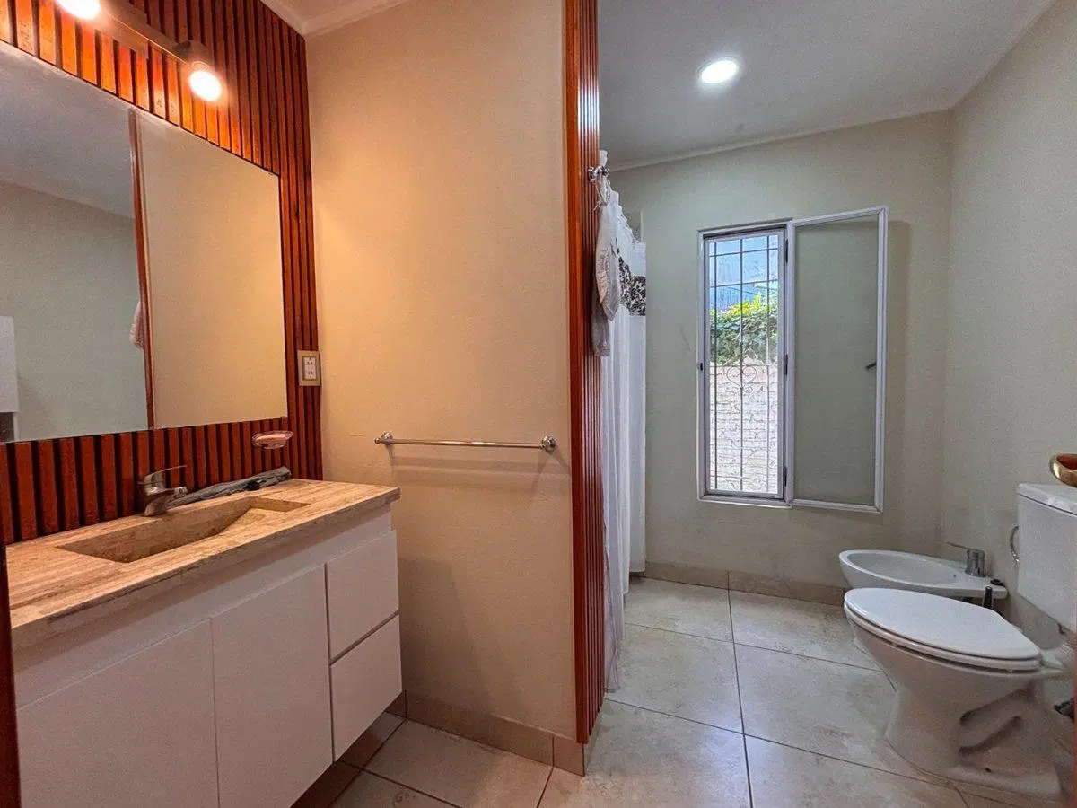 Venta casa de 3 AMB con gran parque en Pilar 3