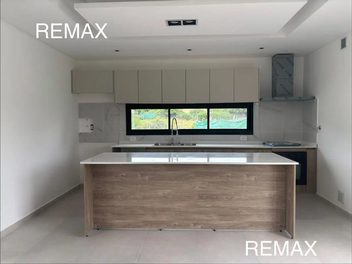 CASA EN VENTA 5 AMBIENTES, BARRIO EL ALJIBE PILAR 4