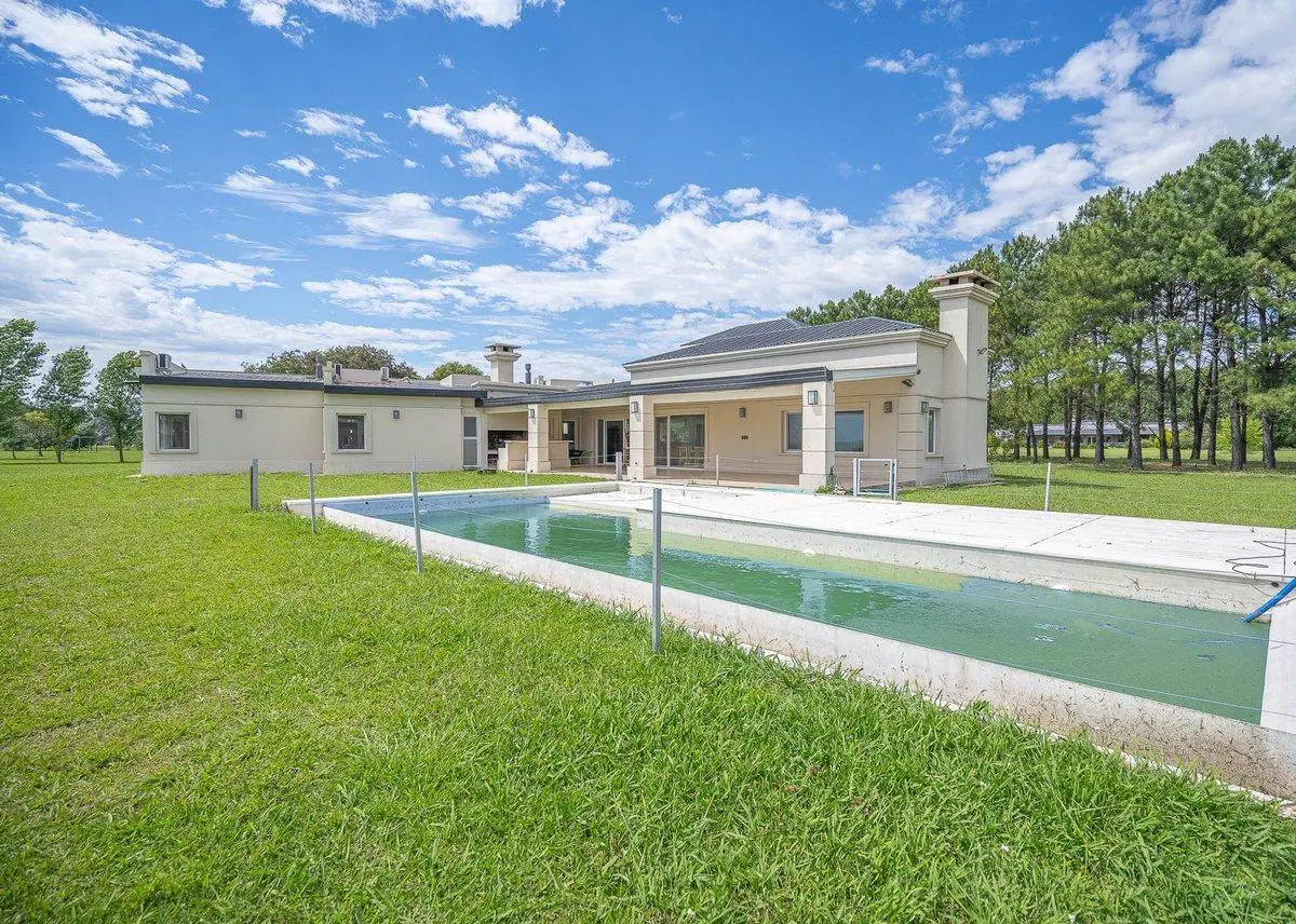 VENTA CASA 5 AMB 1 HA LA MACARENA PILETA PERMUTA 3
