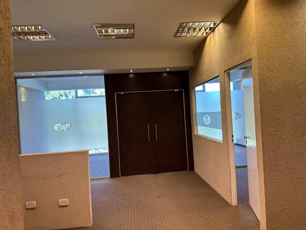 Venta oficina con 2 cocheras en Ed. Paralelo 50 4
