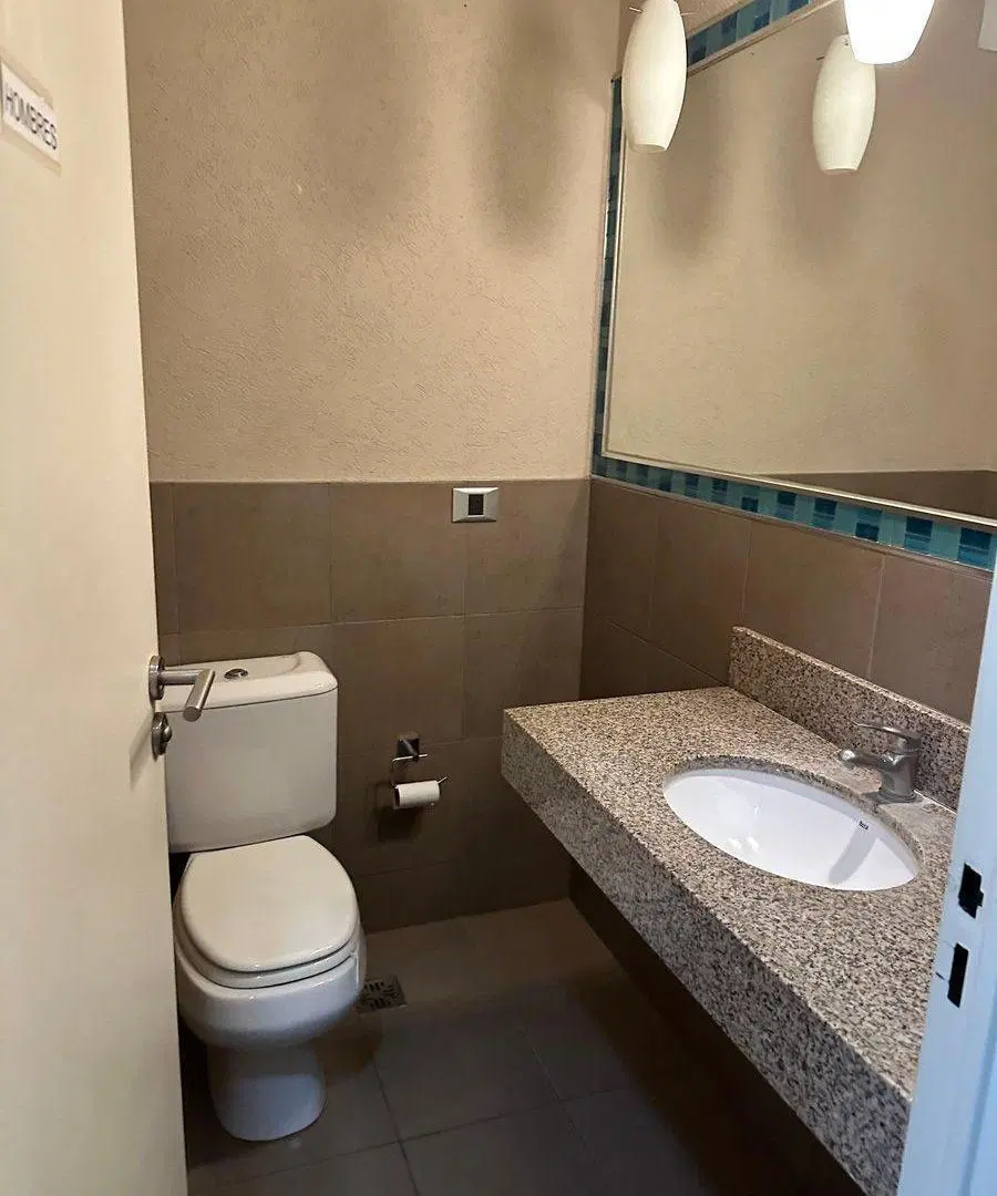 Venta oficina con 2 cocheras en Ed. Paralelo 50 3