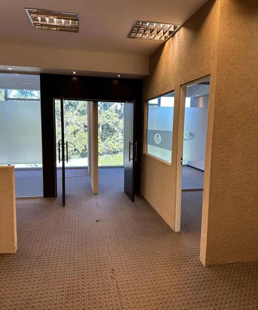 Venta oficina con 2 cocheras en Ed. Paralelo 50 2