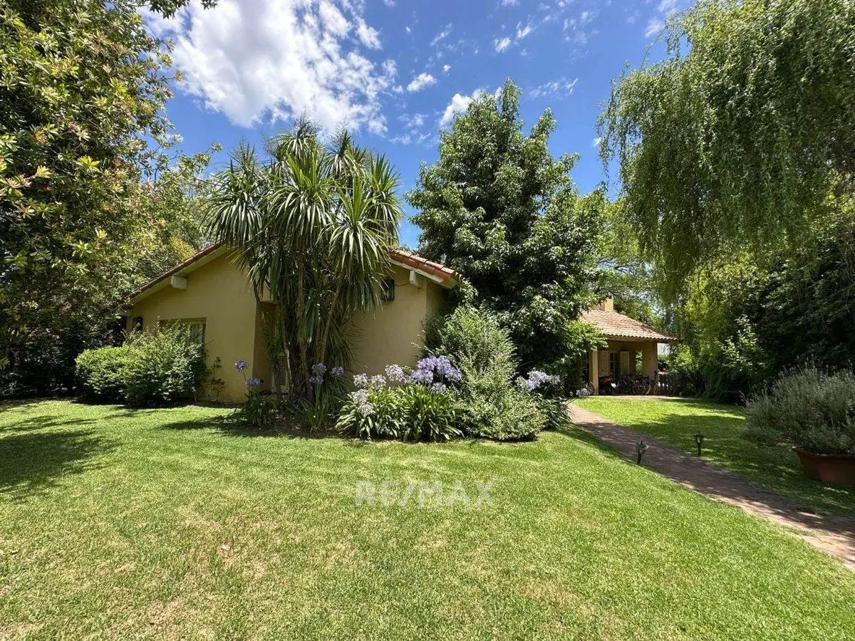 CASA EN VENTA A RECICLAR CON PILETA, LOS LAGARTOS. 3