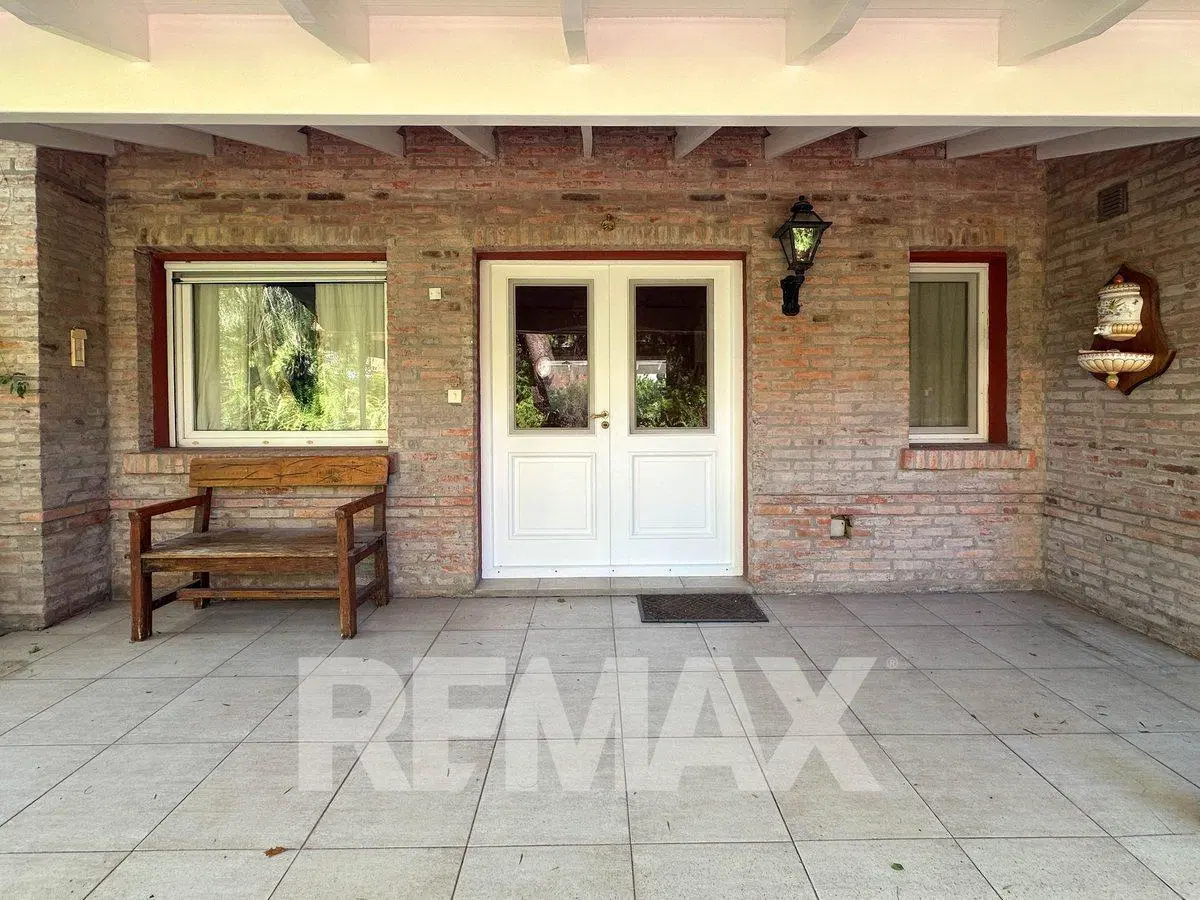 CASA EN VENTA CON PILETA, B CERRADO VILLA ROSA 4