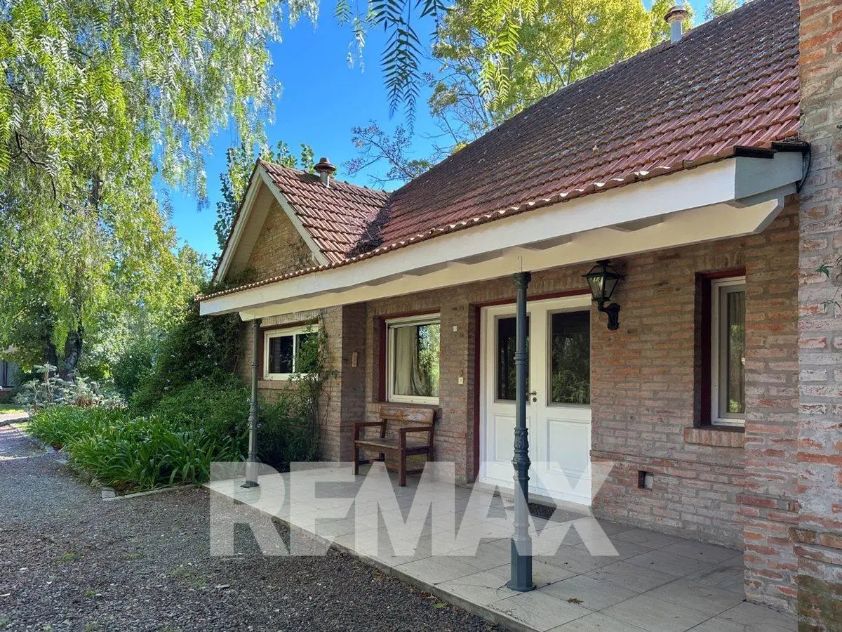 CASA EN VENTA CON PILETA, B CERRADO VILLA ROSA 5