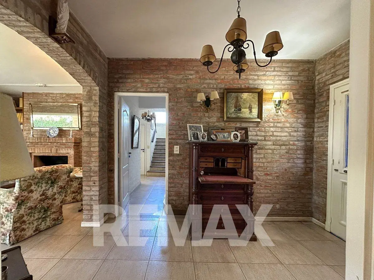 CASA EN VENTA CON PILETA, B CERRADO VILLA ROSA 2