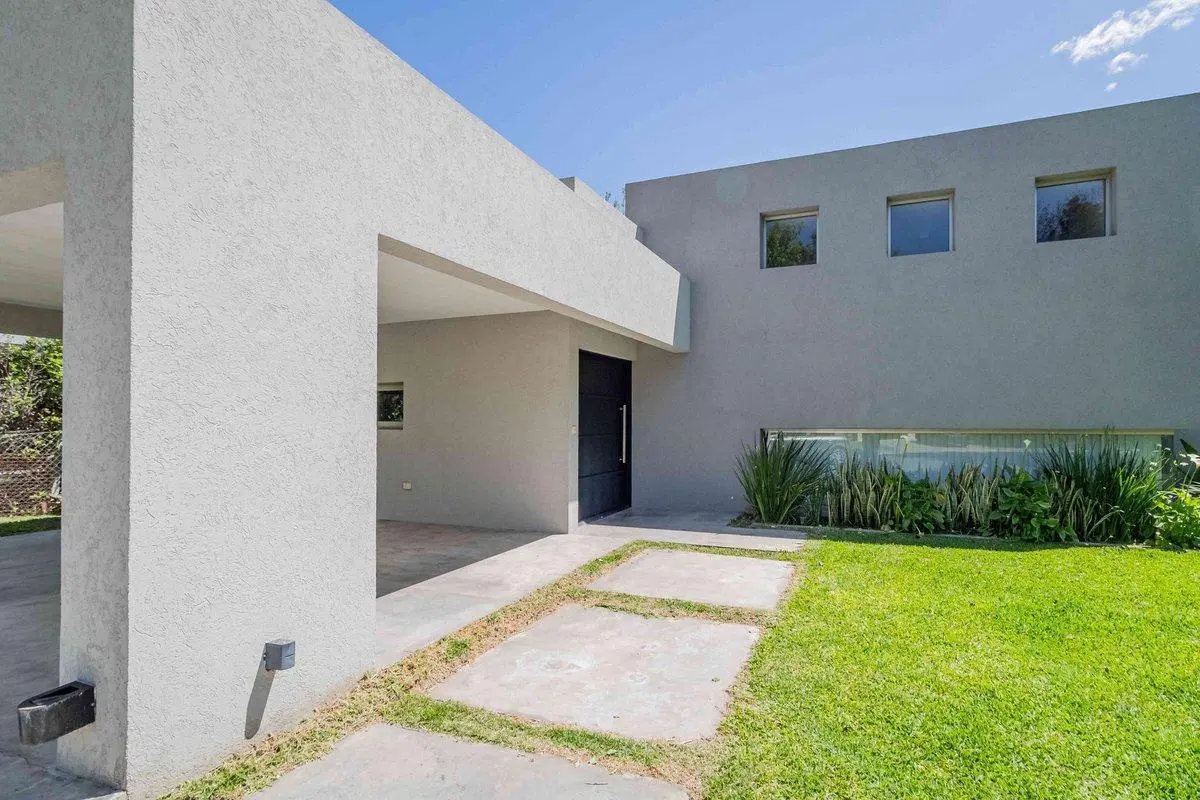 Casa Venta  3 dorm y escritorio St Mathew's Pilar 2