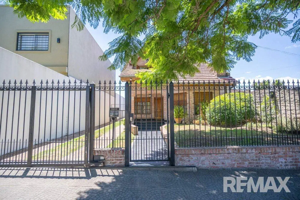 VENTA CASA 5 AMBIENTES CON JARDIN EN BELLA VISTA 2