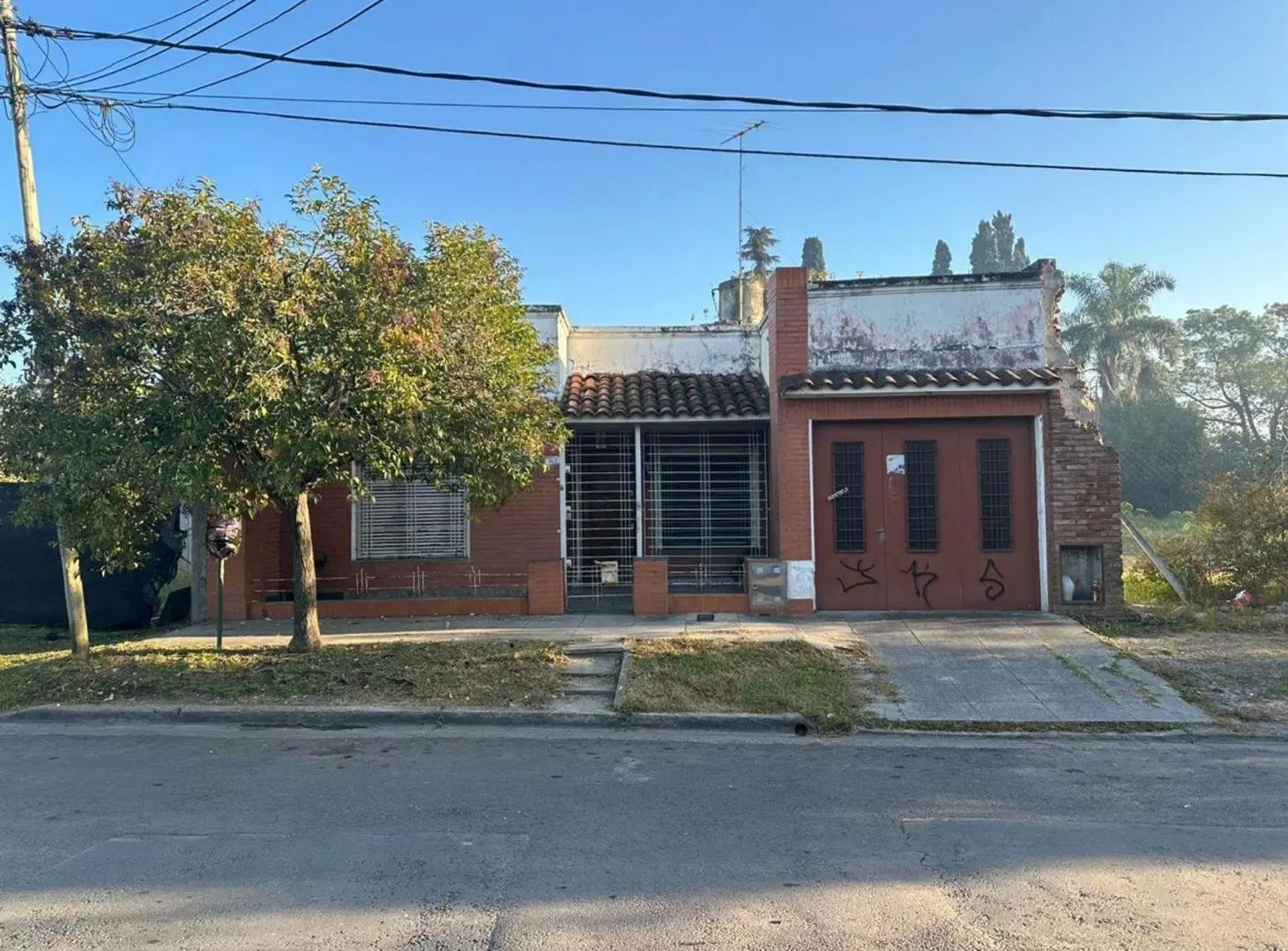 Venta casa en Pilar , a una cuadra de la estación 2