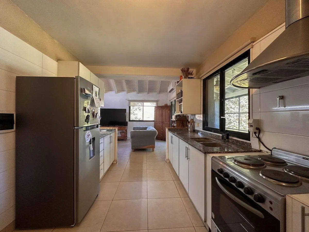 CASA EN VENTA CON QUINCHO Y  PILETA, LOS LAGARTOS 4