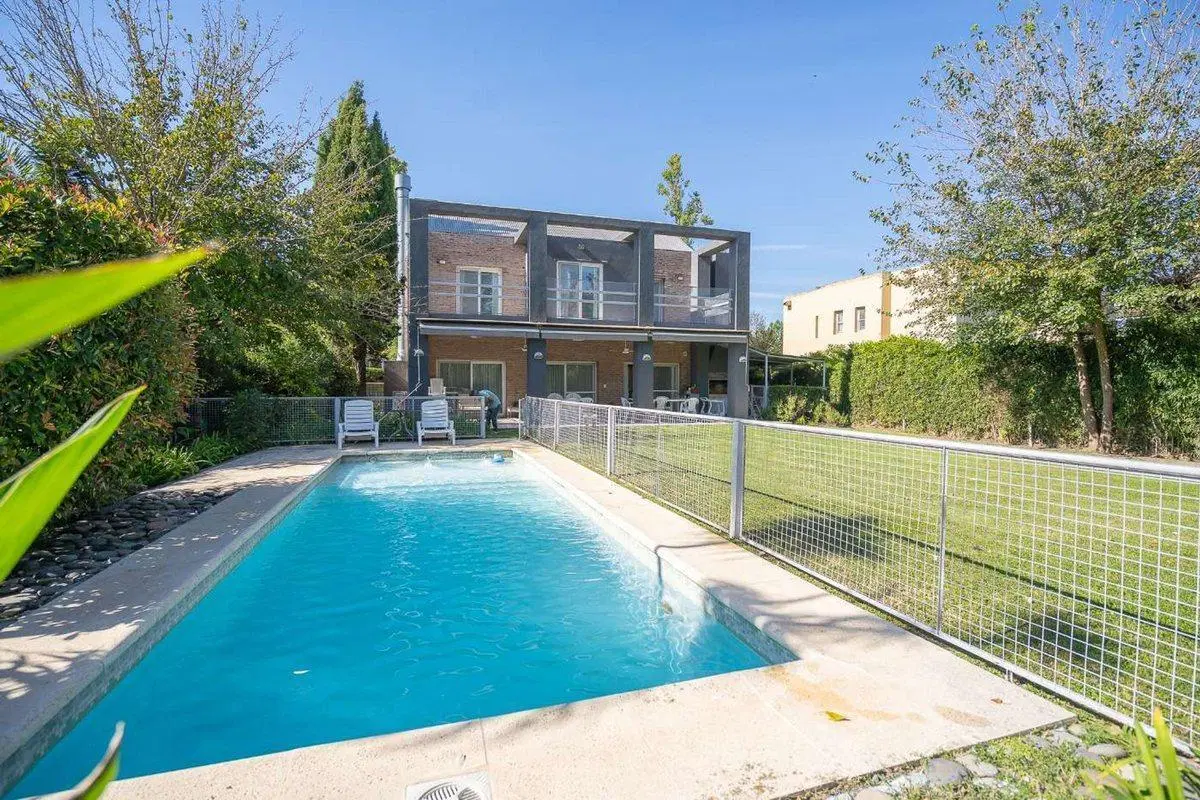 Venta Casa 4 amb c/ Pileta Barrio Los Sauces Pilar 5