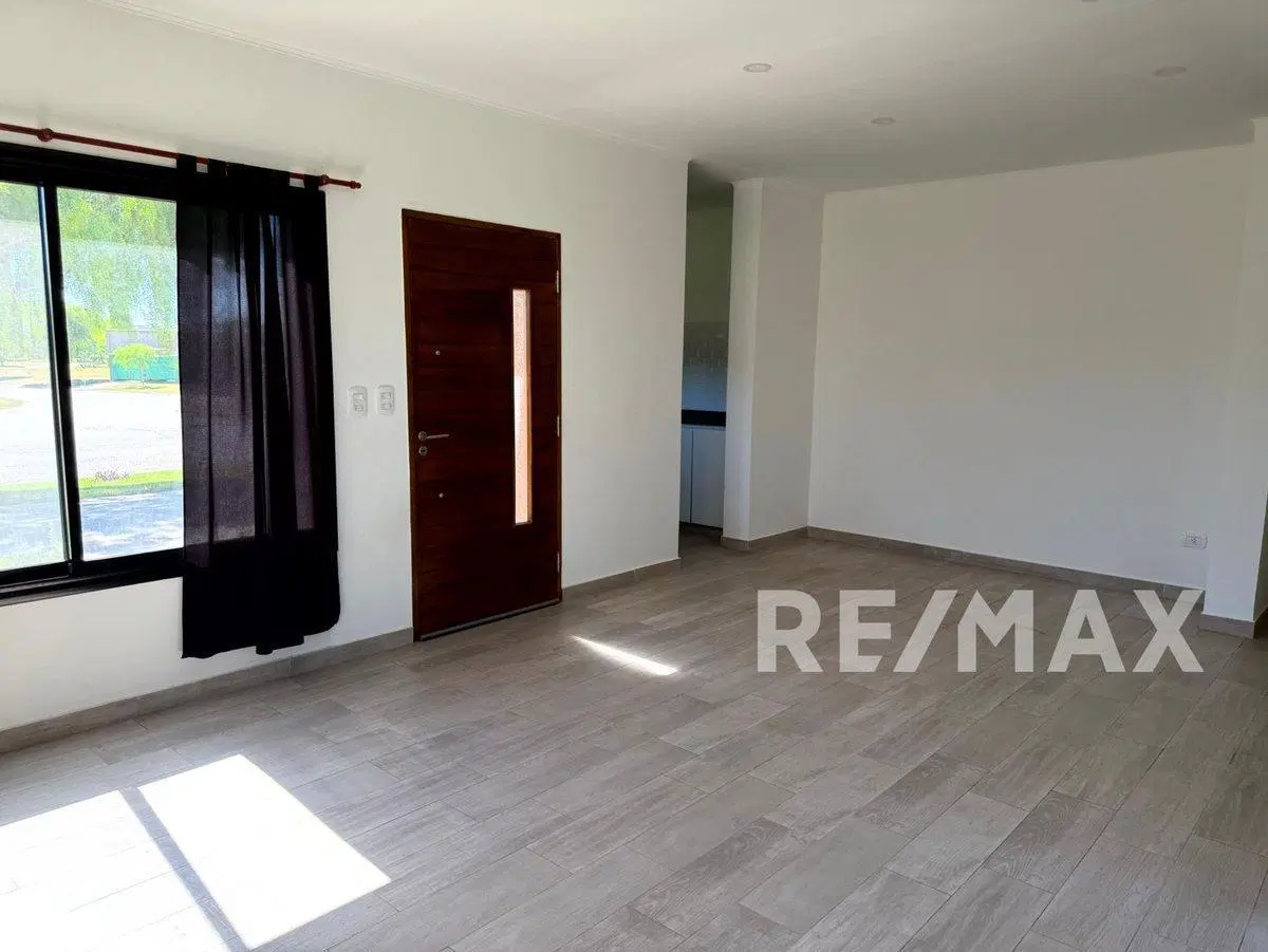 VENTA CASA 4 AMB. UN PLANTA C/PILETA B. SAN RAMON 3