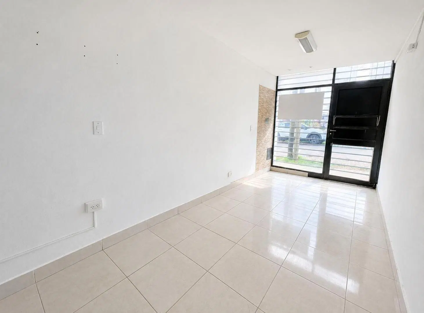 ALQUILER LOCAL COMERCIAL PILAR EXCELENTE UBICACION 3