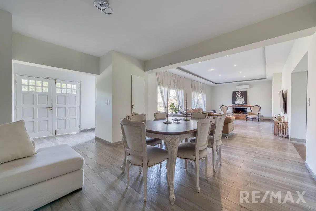 Venta casa 5 ambientes pileta jardín 2