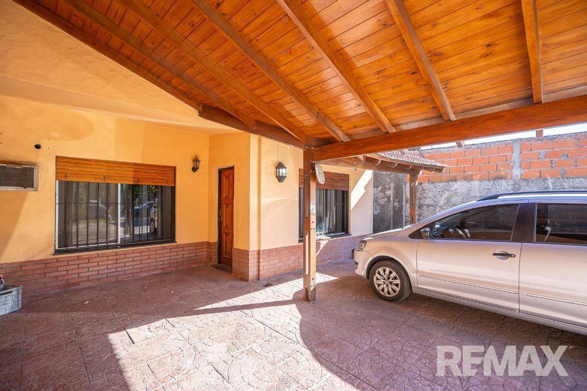 VENTA CASA CON 2 DUPLEX EN MERLO NORTE