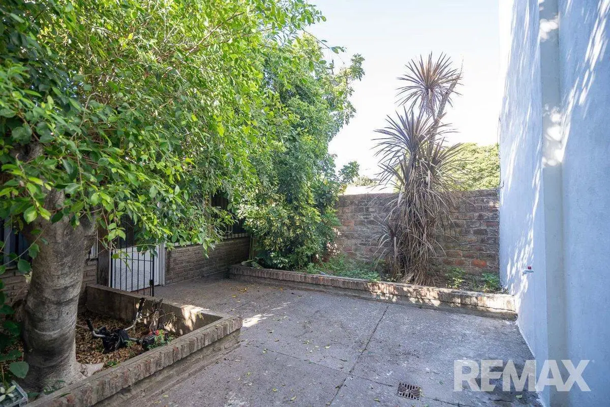 VENTA CASA CON 2 DUPLEX EN  MERLO NORTE 8